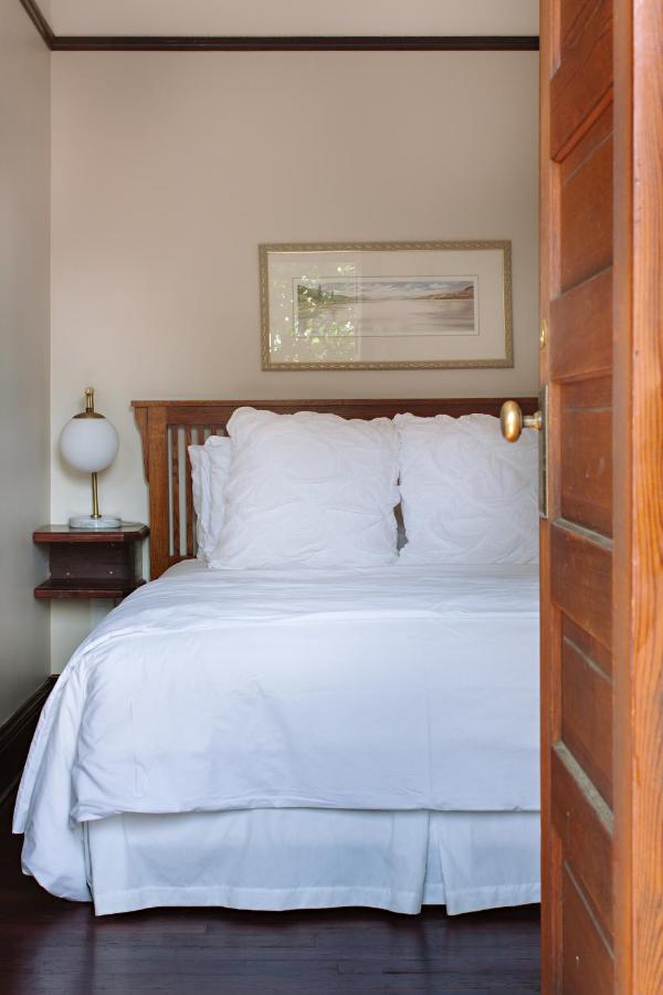 Naramata Inn Экстерьер фото