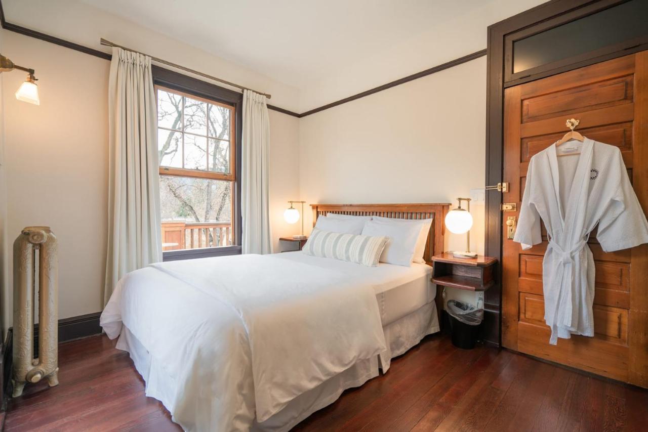 Naramata Inn Экстерьер фото