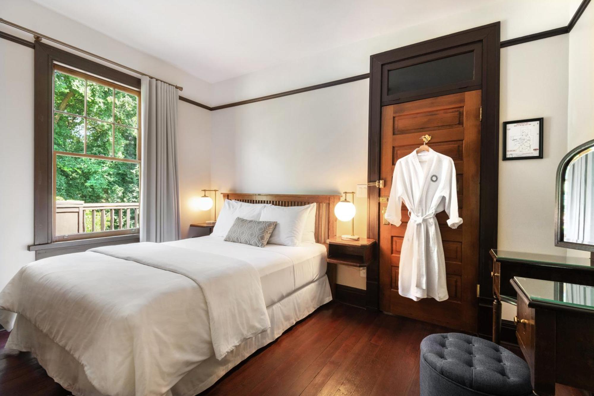 Naramata Inn Экстерьер фото