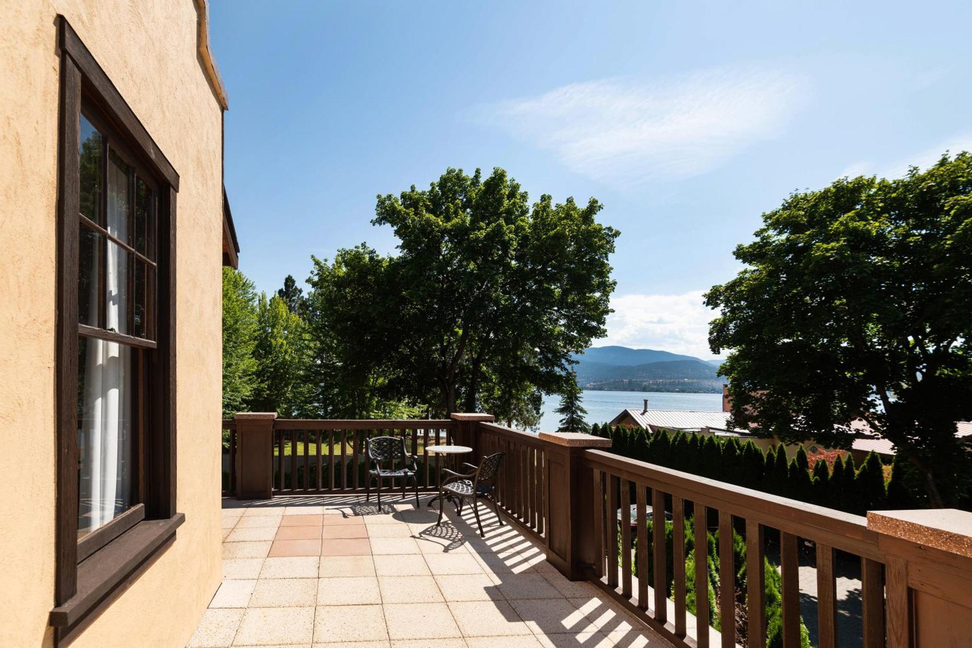 Naramata Inn Экстерьер фото